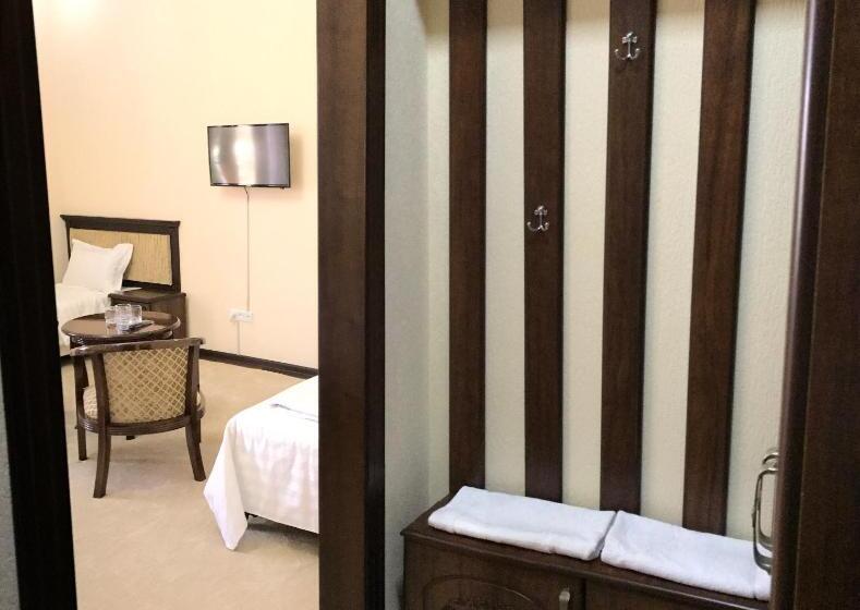 バルコニー付スタンダード４ベッドルーム, Muzaffar Hotel Samarkand