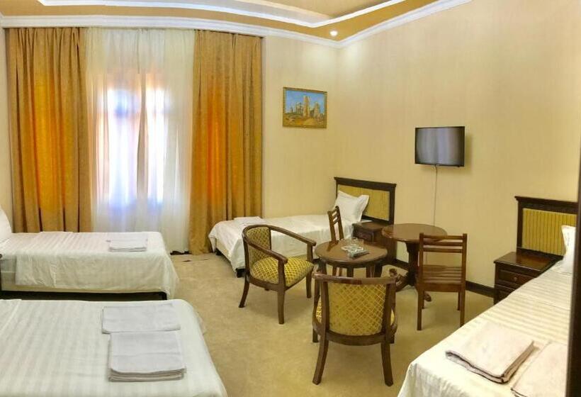 バルコニー付スタンダード４ベッドルーム, Muzaffar Hotel Samarkand