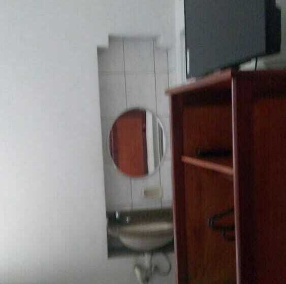 اتاق استاندارد سه نفره, Queiroz