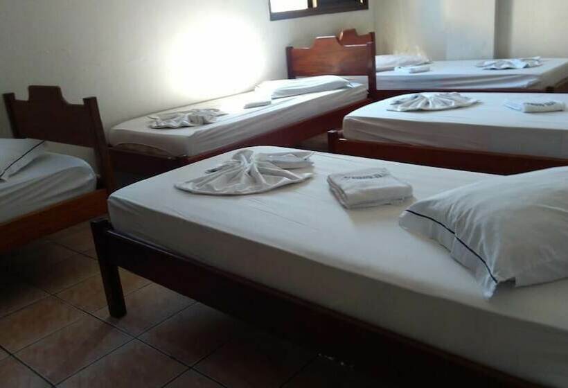 اتاق استاندارد سه نفره, Queiroz