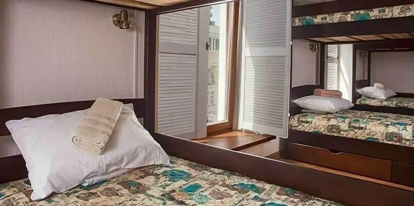تختخواب در اتاق مشترک, Esther House Hotel Museum
