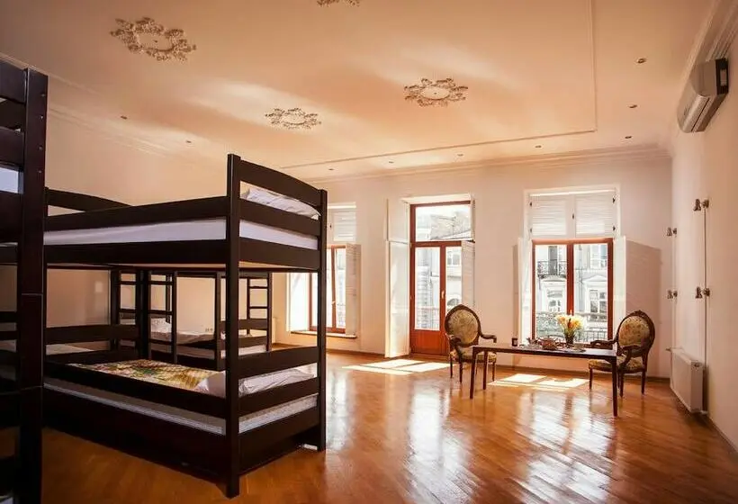 تختخواب در اتاق مشترک, Esther House Hotel Museum