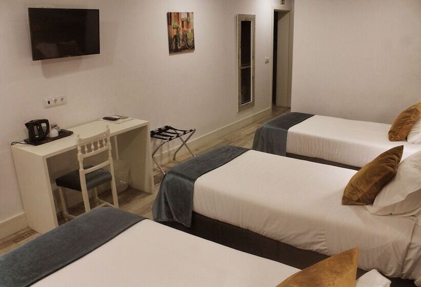 חדר סטנדרט לשלושה עם מרפסת, Art'otel Barcelos