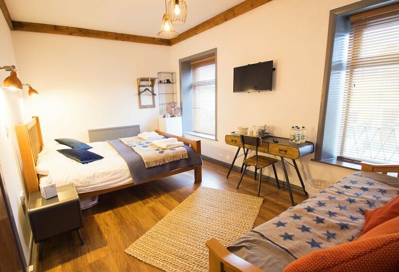 חדר דלוקס, Nik The Greek