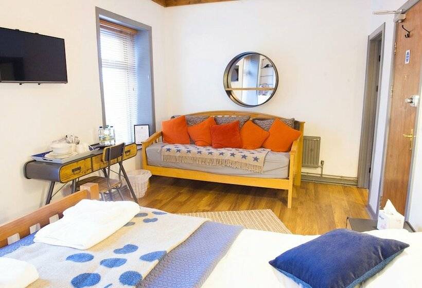 חדר דלוקס, Nik The Greek