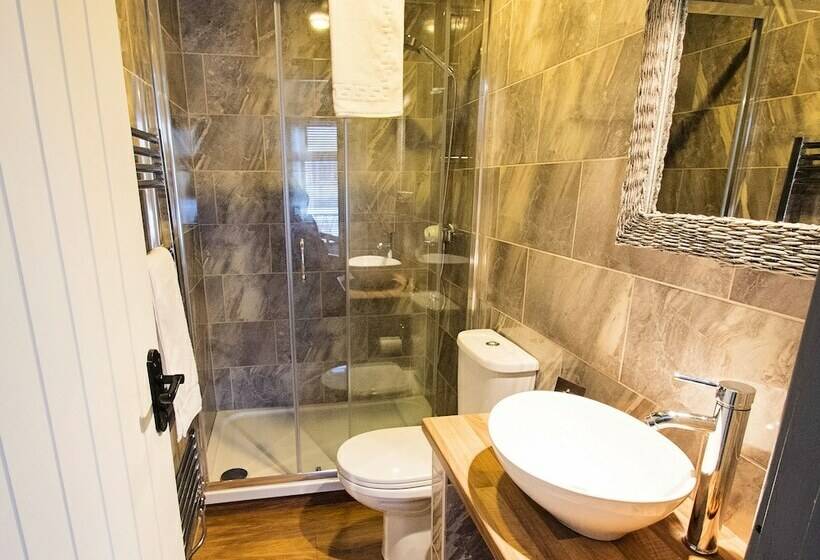 デラックスルーム, Nik The Greek