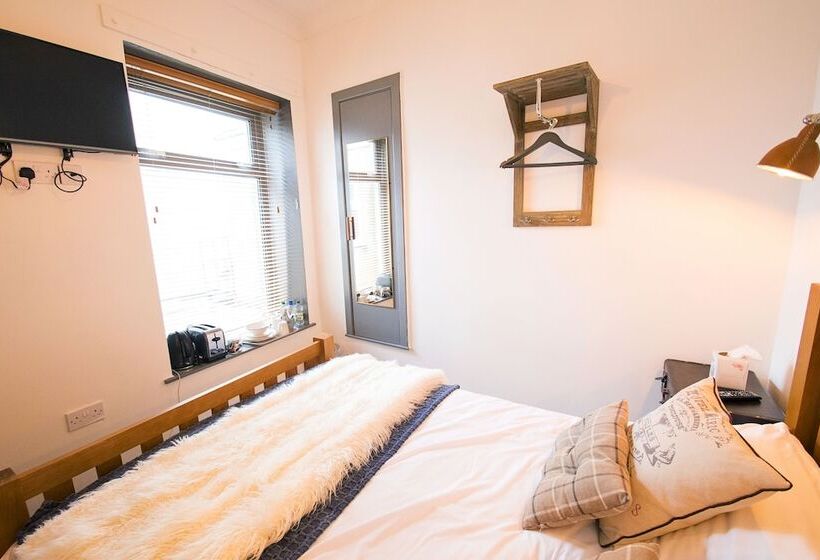 חדר בסיסי, Nik The Greek