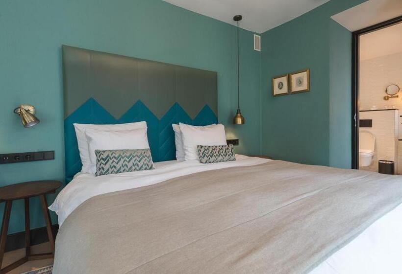 Standard Room King Size Bed, The Hendrick S