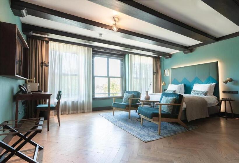 Standard Room King Size Bed, The Hendrick S