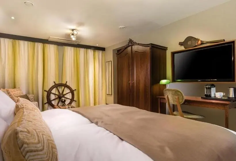 Deluxe Room, The Hendrick S