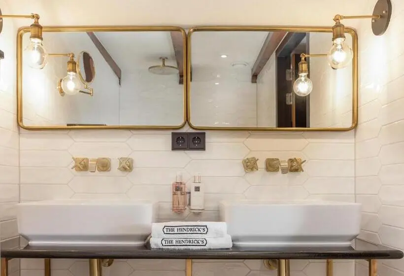 Deluxe Room, The Hendrick S