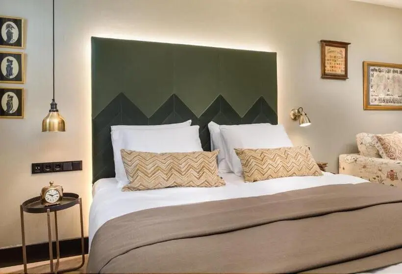 Deluxe Room, The Hendrick S