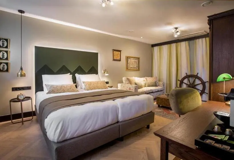 Deluxe Room, The Hendrick S