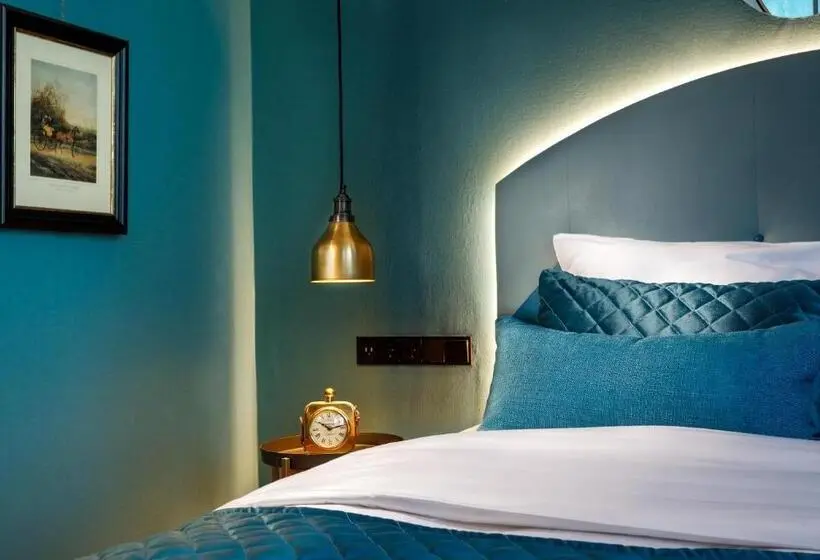 Superior Room King Size Bed, The Hendrick S