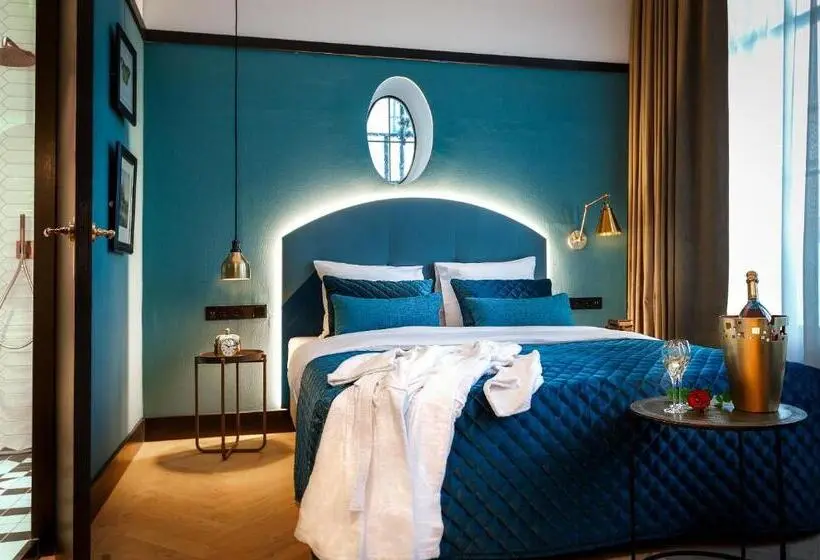 Superior Room King Size Bed, The Hendrick S
