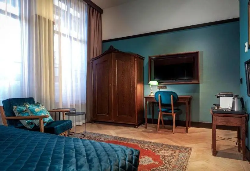 Superior Room King Size Bed, The Hendrick S