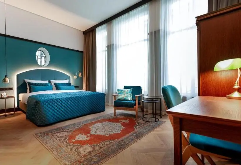 Superior Room King Size Bed, The Hendrick S