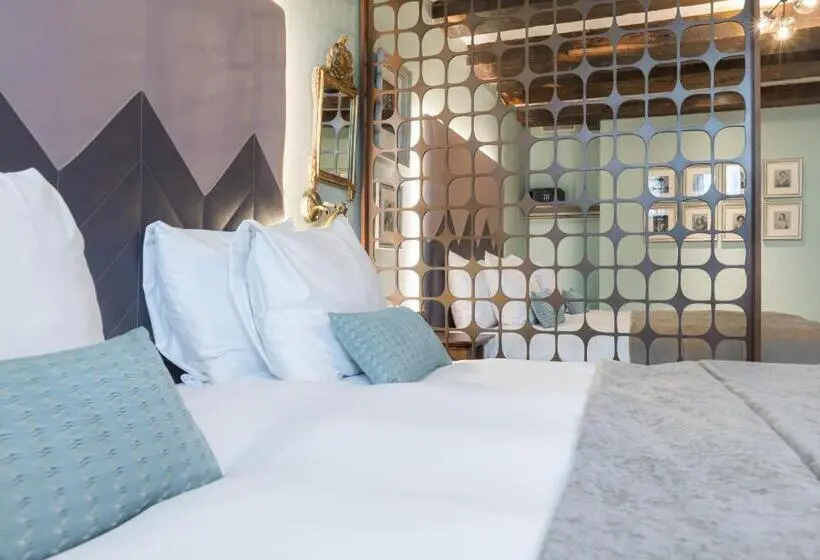 Suite, The Hendrick S