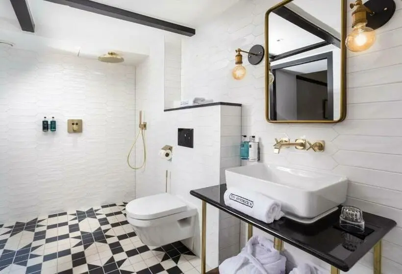 Economy Triple Room, The Hendrick S