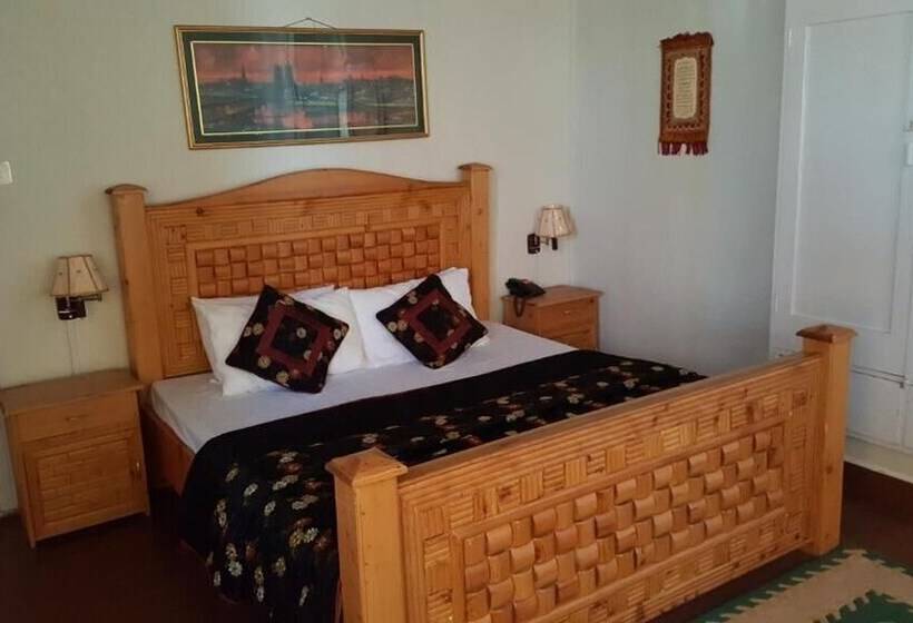 اتاق لوکس, Pine Top