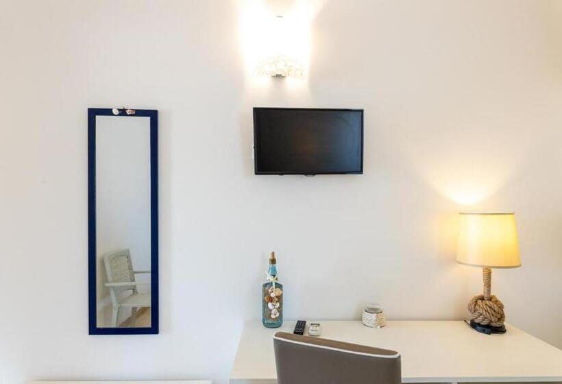 غرفة سوبيريور مطلة على حمام السباحة, Stella Marina B&b