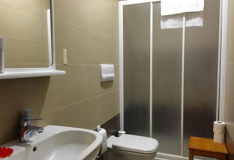 تختخواب در اتاق مشترک, L'archetto