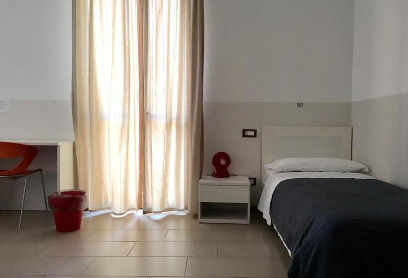 تختخواب در اتاق مشترک, L'archetto