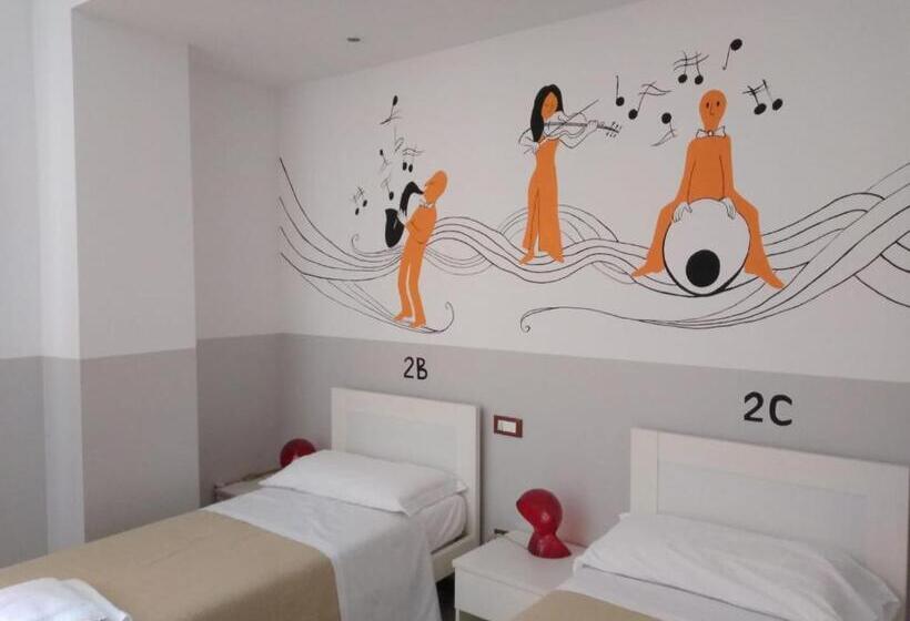 اتاق استاندارد سه نفره, L'archetto