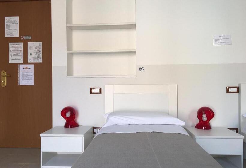 اتاق استاندارد سه نفره, L'archetto