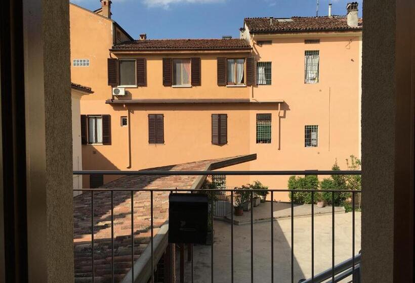 اتاق استاندارد چهارنفره با بالکن, L'archetto