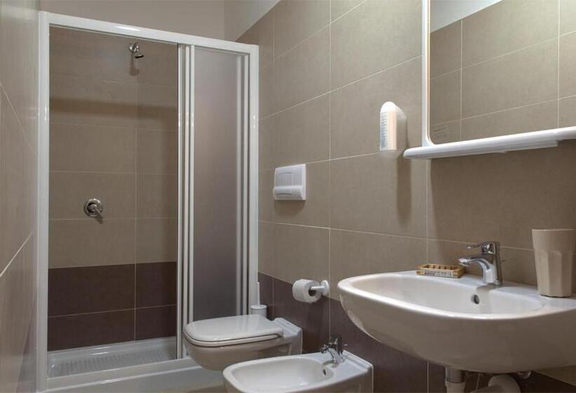 اتاق استاندارد چهارنفره با بالکن, L'archetto