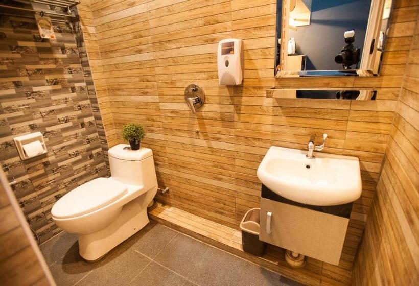 家庭套房, Dj Citi Inn