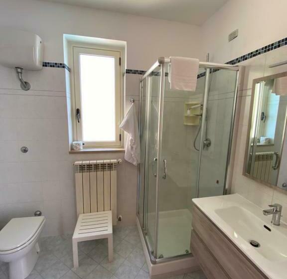 اتاق استاندارد چهار تخته با چشمانداز دریا, Lion S