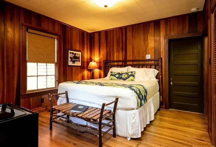 小室, Historic Tapoco Lodge