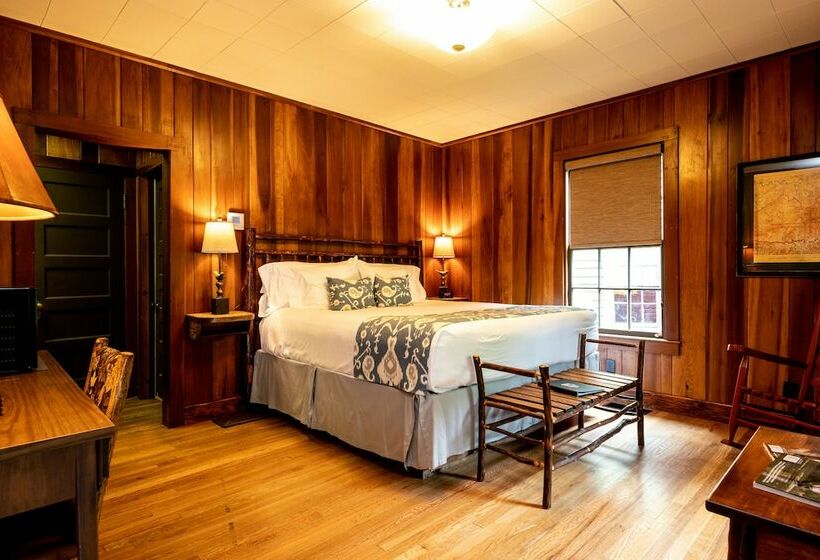 小室, Historic Tapoco Lodge