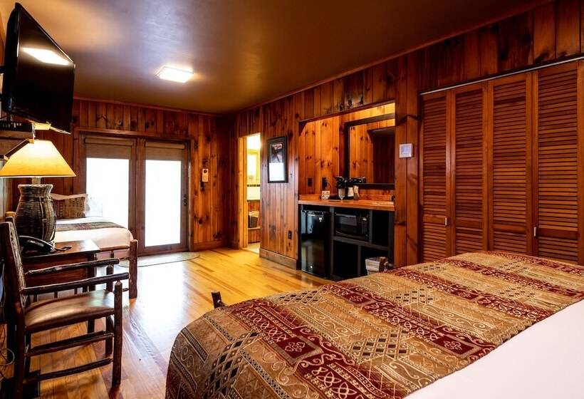 小室, Historic Tapoco Lodge