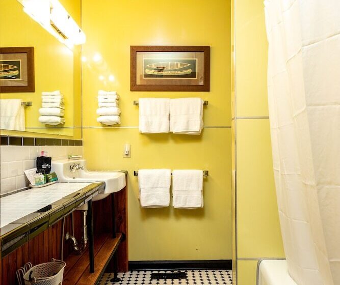 小室, Historic Tapoco Lodge