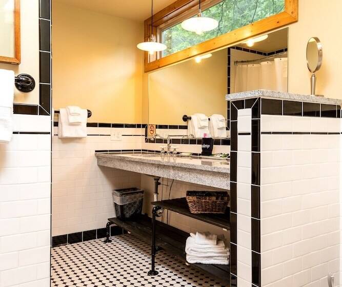 小室, Historic Tapoco Lodge