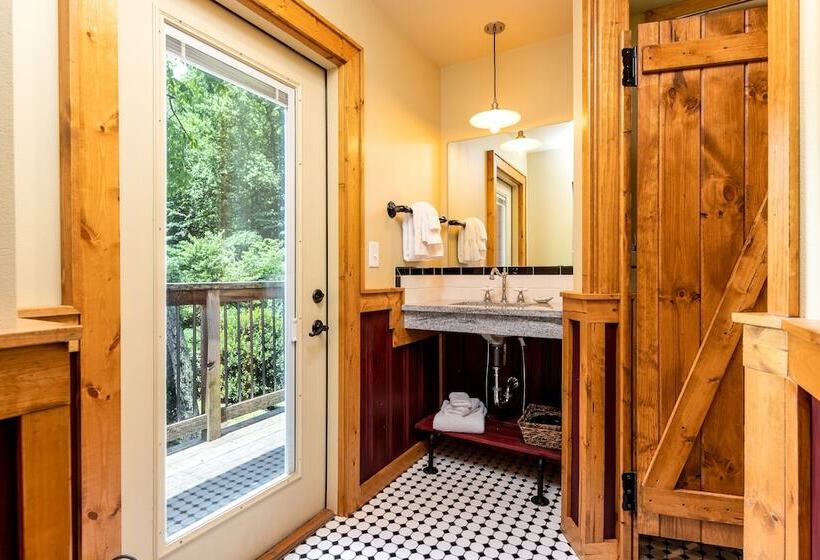 小室, Historic Tapoco Lodge