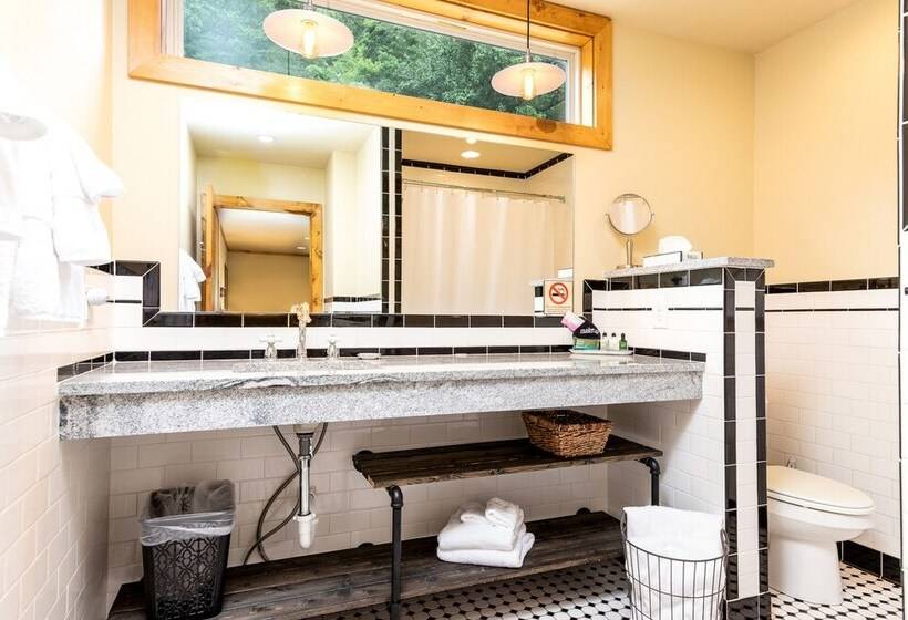 小室, Historic Tapoco Lodge