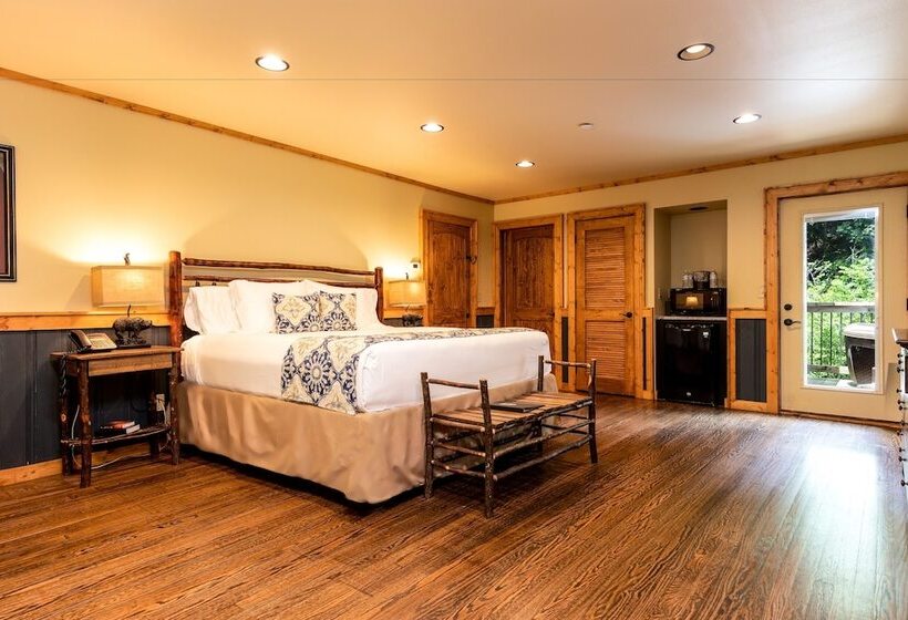 小室, Historic Tapoco Lodge