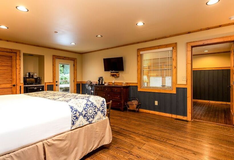 小室, Historic Tapoco Lodge