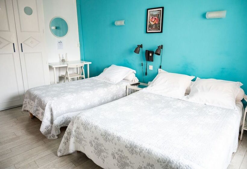 스탠다드 트리플 룸, Hôtel Restaurant Le Palais