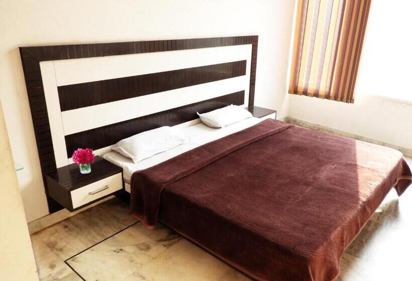 Deluxe Suite King Bed, Time Square Guest House