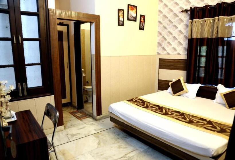 Номер Стандарт, Time Square Guest House