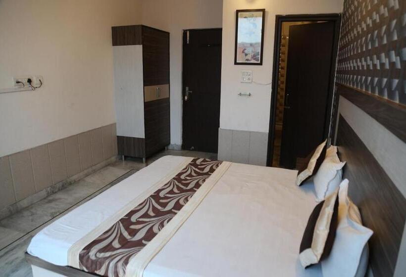 Номер Стандарт, Time Square Guest House