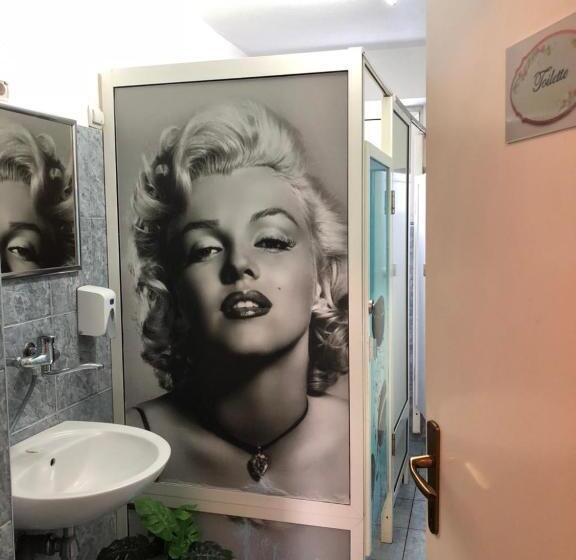 اتاق استاندارد با سرویس بهداشتی مشترک, Hostel Herz