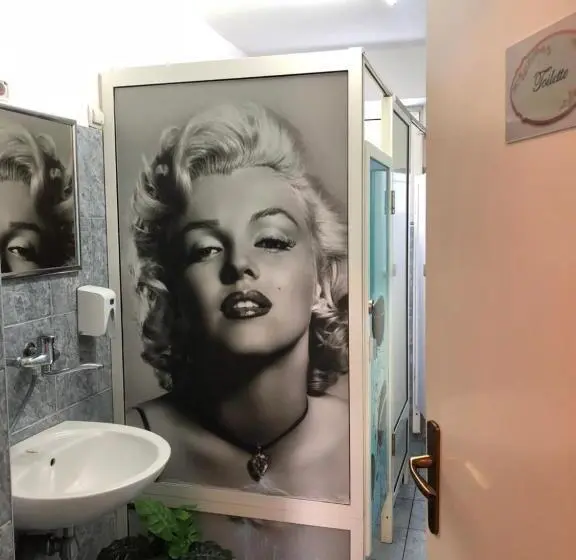 اتاق استاندارد با سرویس بهداشتی مشترک, Hostel Herz