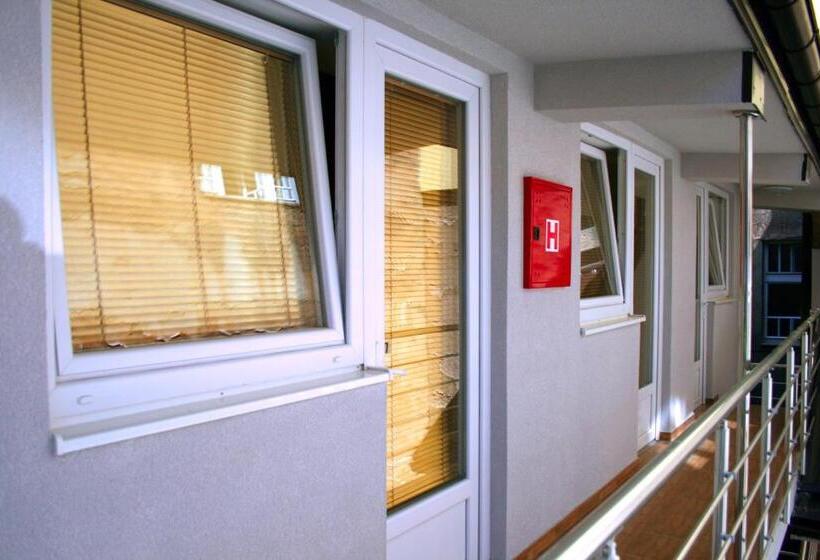 اتاق استاندارد سه نفره, Hostel Mak