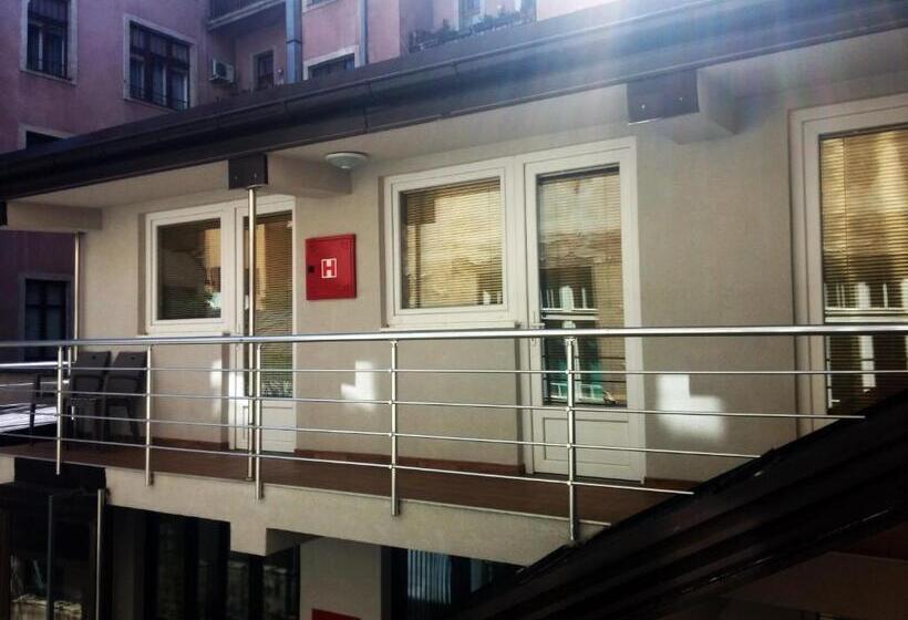 اتاق استاندارد سه نفره, Hostel Mak